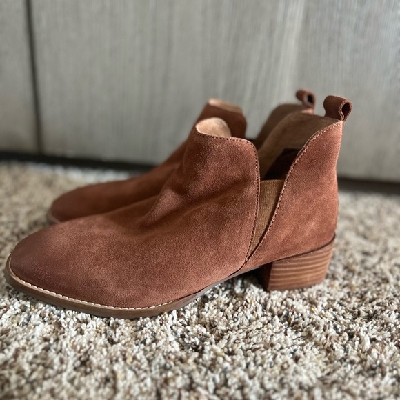 Seychelles Tan Ankle Boots with Elastic Panels - Picture 2 of 4